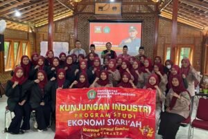 Mahasiswa Prodi Ekonomi Syariah semester 3 kunjungan industri di Pusat Spesial Sambal (SS) Jogja