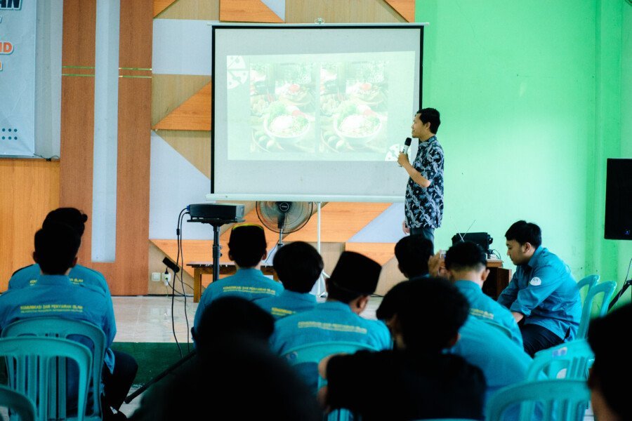 Narasumber Menyampaikan Materi Fotografi