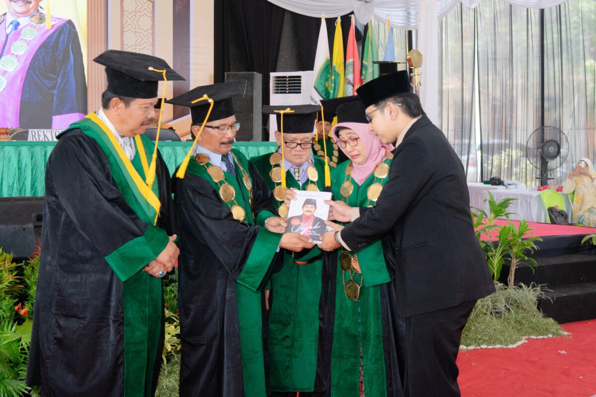 Penyerahan Buku dari Keluarga Prof. Dr. H. Akhyak, M.Ag. kepada Kampus UPDN